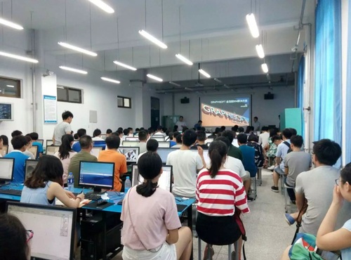 学生们在踊跃回答问题