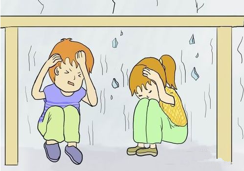 地震来了，迅速躲在课桌下