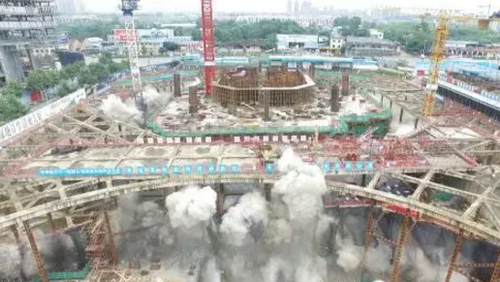 爆破拆除现场