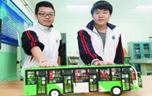 高二男生设计智能公交车 具有防夹人防逃票功能