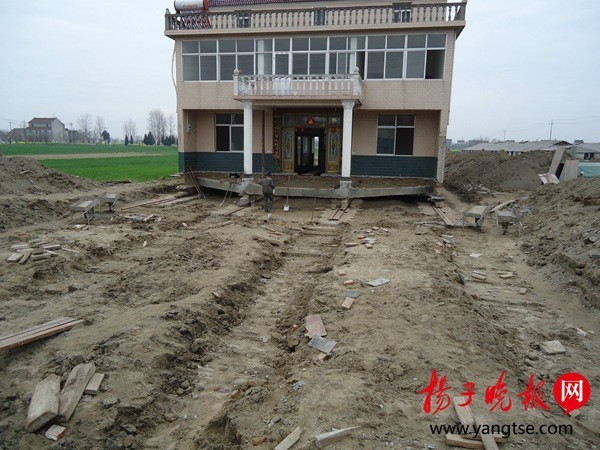 村民花12万平移自家小楼150米，给省道让路